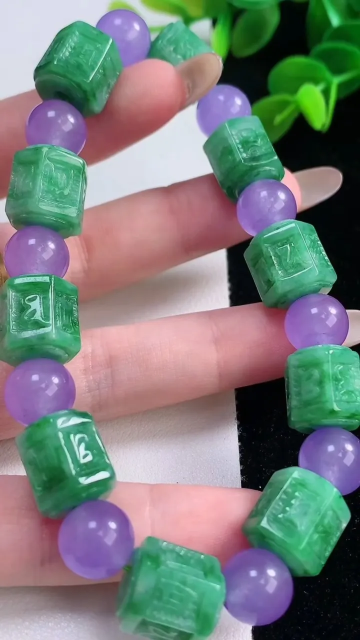 天然A货翡翠金枝玉叶 叶子吊坠，尺寸59.6-30.4-13，裸石42.6-26.2重量:17.48g
11月19日