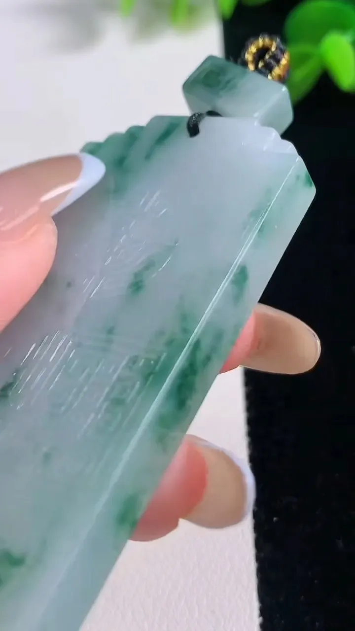 天然A货翡翠飘花仿古无事牌吊坠，尺寸60.5-31-6.2，重量:39.53g
11月19日