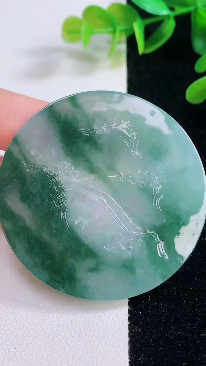 天然A货翡翠牌吊坠，尺寸55.7-4.3，重量:33.07g
11月19日