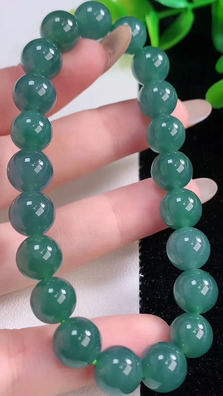 天然A货翡翠圆珠手串，尺寸9.8-21颗，重量:33.40g11月19日
工厂直销收藏佳品,种好水足，色泽均匀，有种有色，上手高大气！