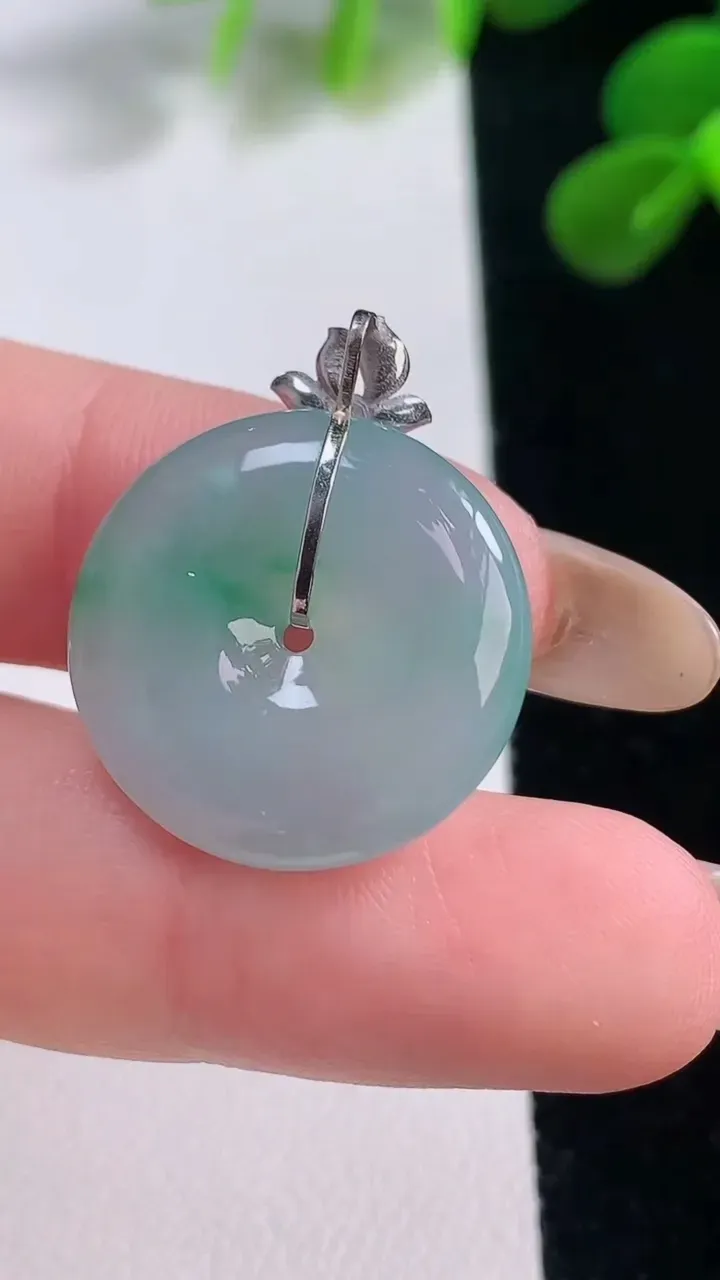 天然A货翡翠平安扣吊坠，尺寸20.7-4.8，重量:4.84g
11月19日