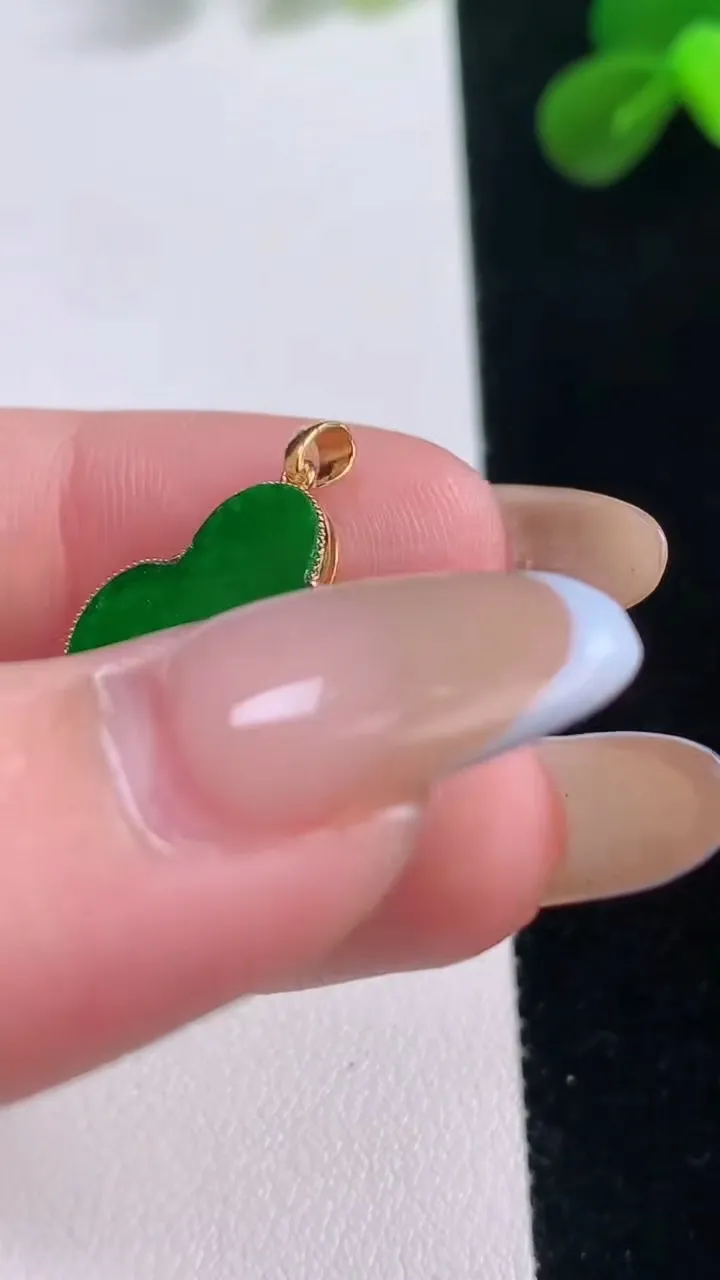 天然A货翡翠四叶草吊坠，尺寸19-12.7-1.9，重量:1.43g
11月19日