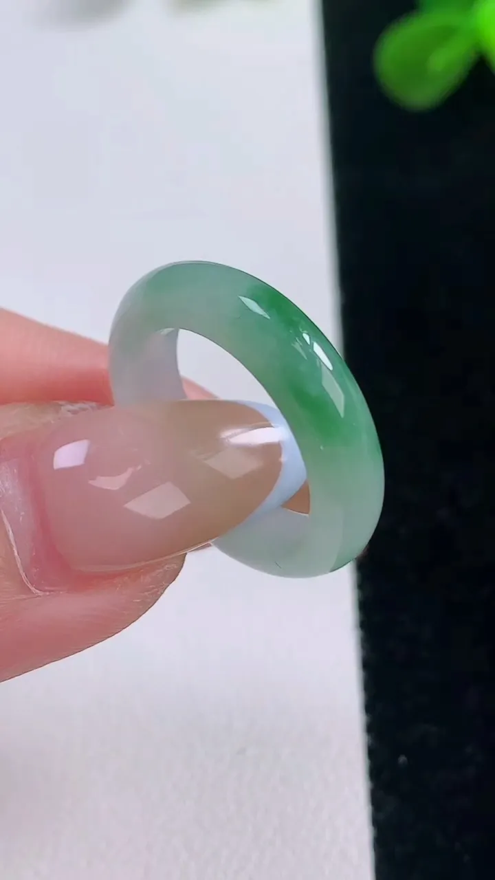 天然A货翡翠指环戒指，尺寸16.4-4.9-3.1，重量:2.93g2025年11月19日
工厂直销