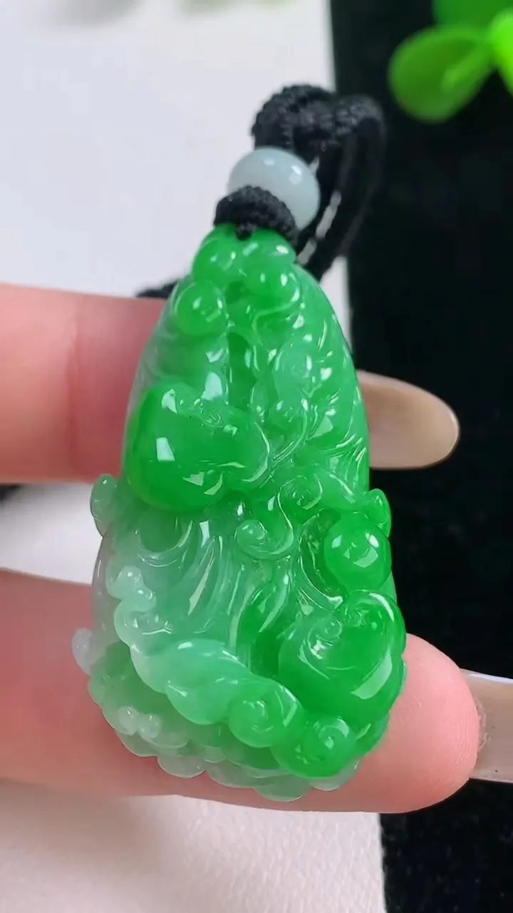 天然A货翡翠白菜吊坠，尺寸41.2-21.5-12，重量:22.34g
11月19日