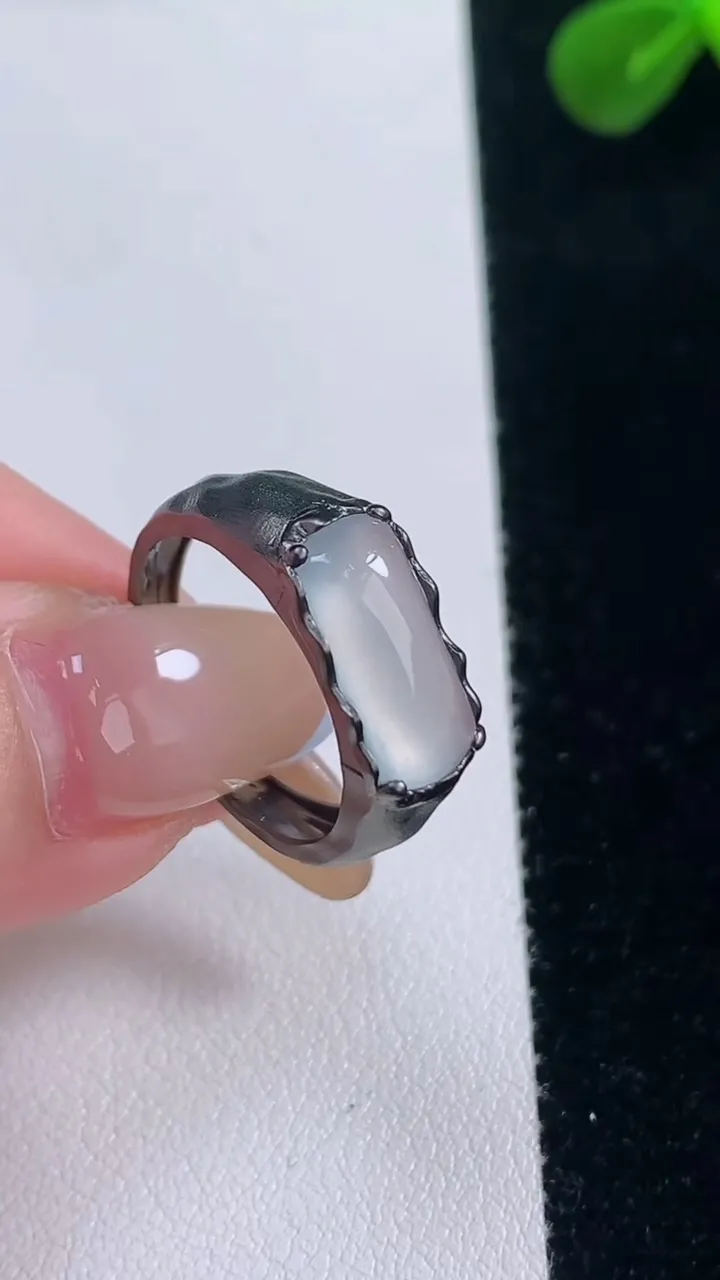 天然A货翡翠种白冰马鞍戒指，尺寸17.7-13-7.6-3.7，重量:3.52g2025年11月19日
工厂直销收藏佳品,种好水足，色泽均匀，有种有色，上手高大气！