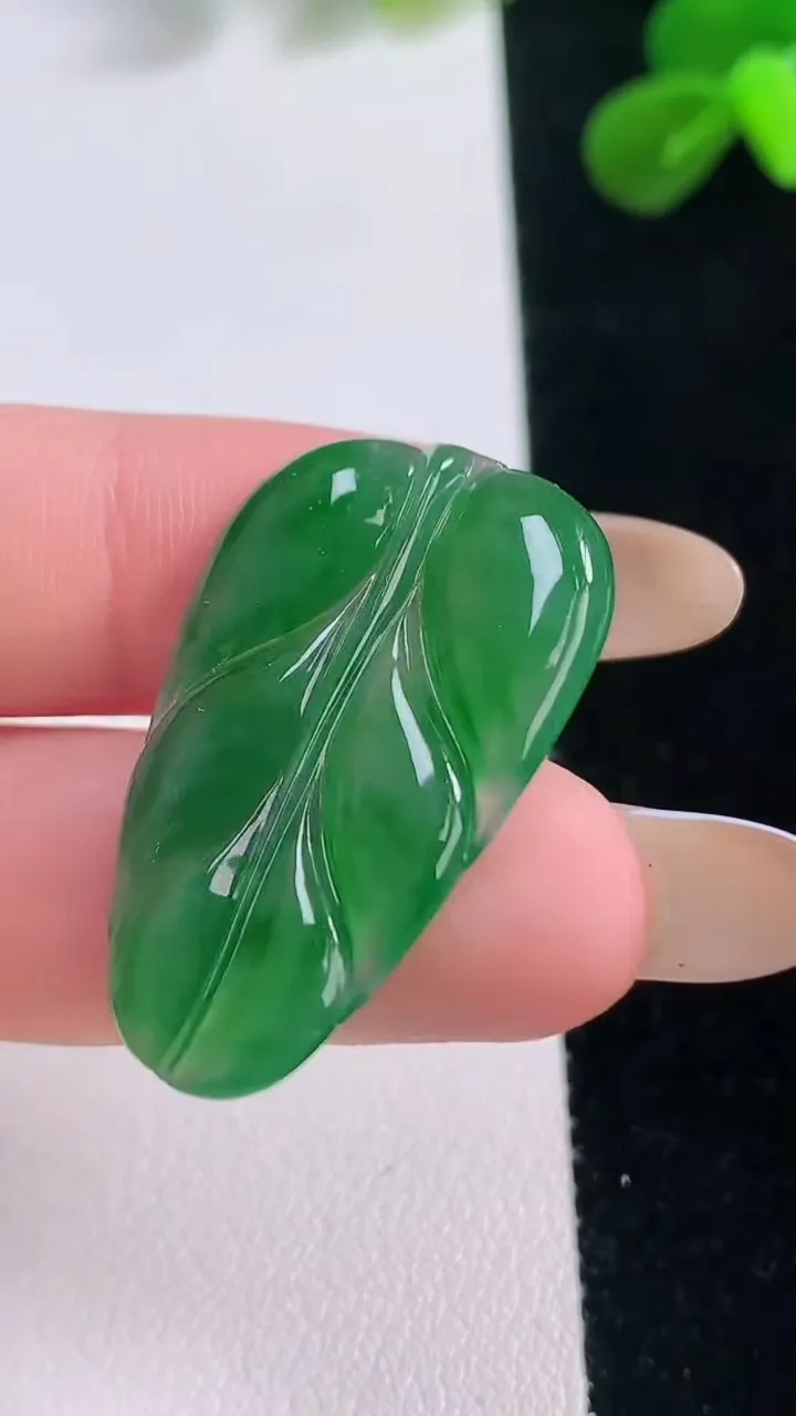 天然A货翡翠金枝玉叶 叶子吊坠，尺寸32.3-20.3-3.5，重量:4.61g
11月19日