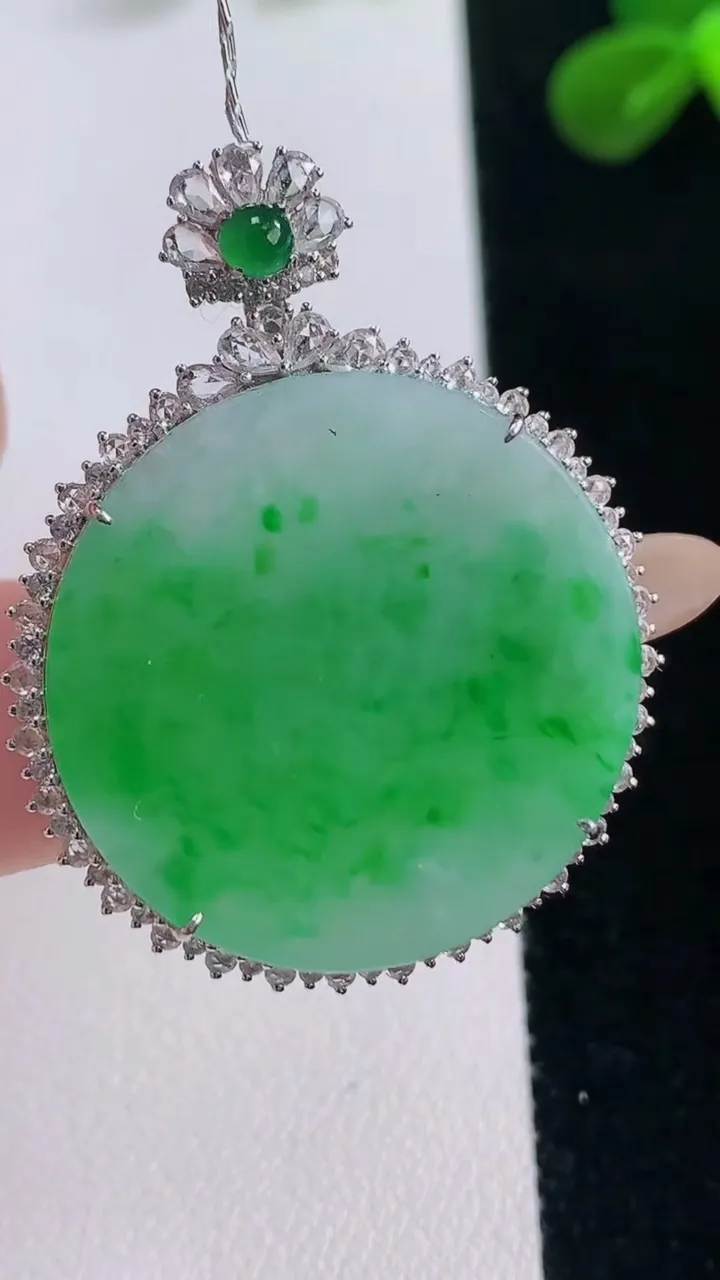 天然A货翡翠无事牌吊坠，尺寸39-30.8-7，裸石26.7重量:8.39g
11月19日