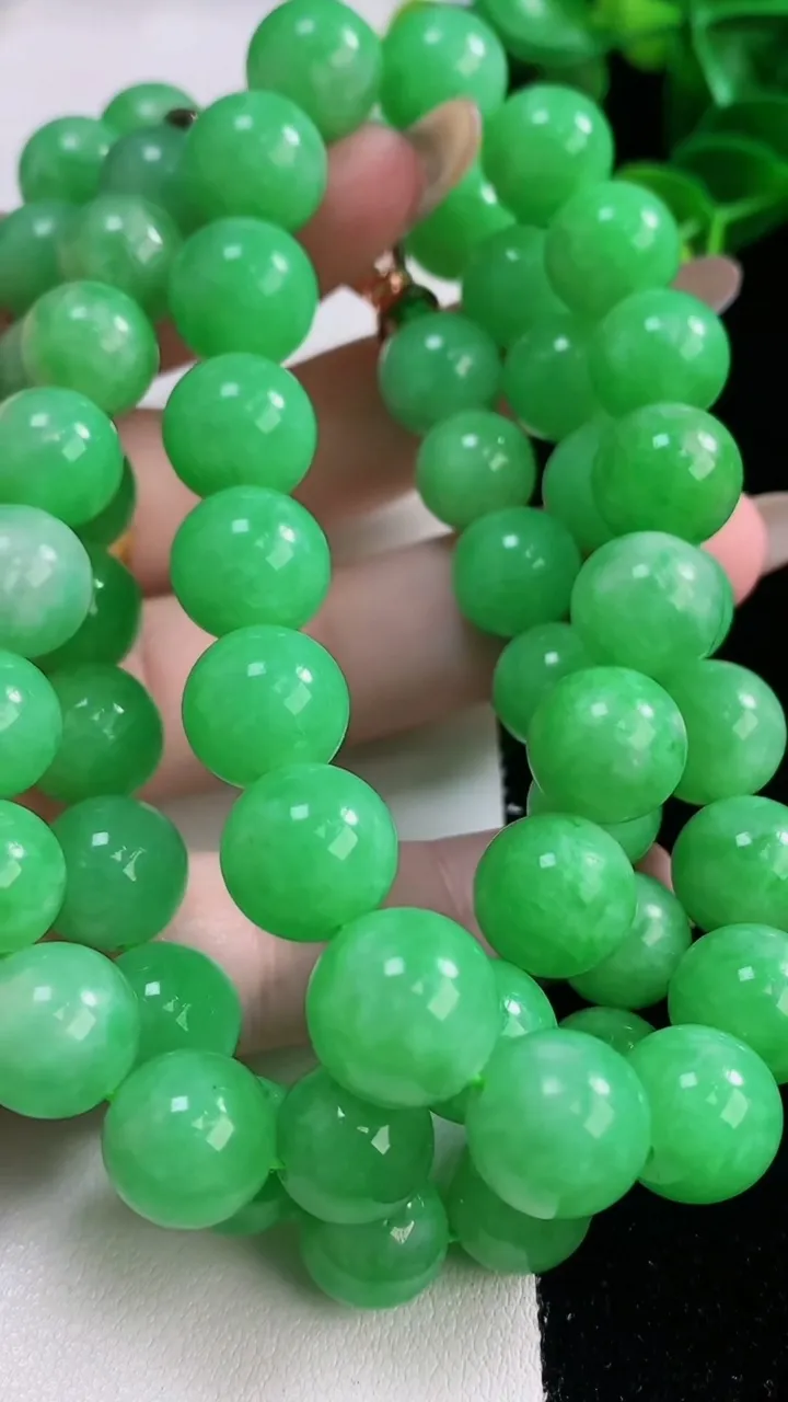 天然A货翡翠圆珠项链，尺寸11-58颗，重量:145.49g11月19日
工厂直销收藏佳品,种好水足，色泽均匀，有种有色，上手高大气！