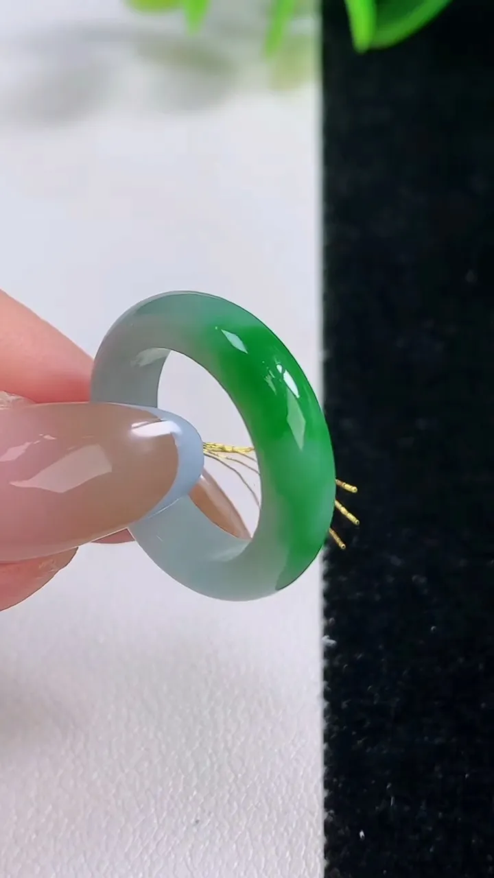 天然A货翡翠指环戒指，尺寸16.5-5.3，重量:3.49g2025年11月19日
工厂直销收藏佳品,种好水足，色泽均匀，有种有色，上手高大气！