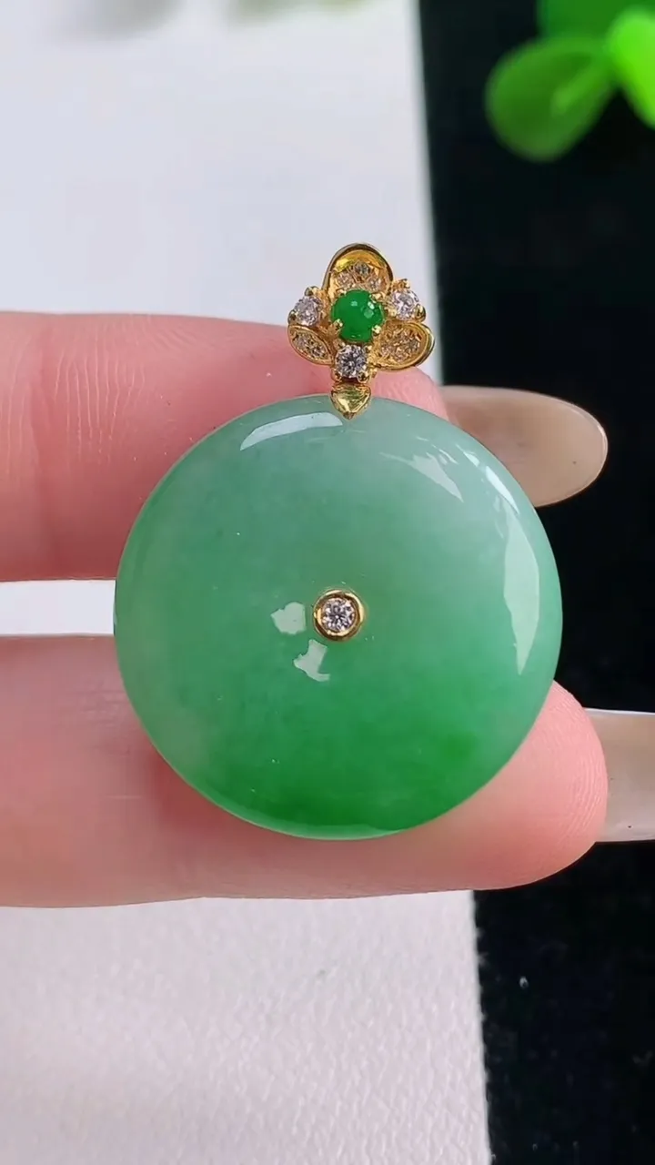 天然A货翡翠平安扣吊坠，尺寸23.7-5.7，重量:8.29g
11月19日