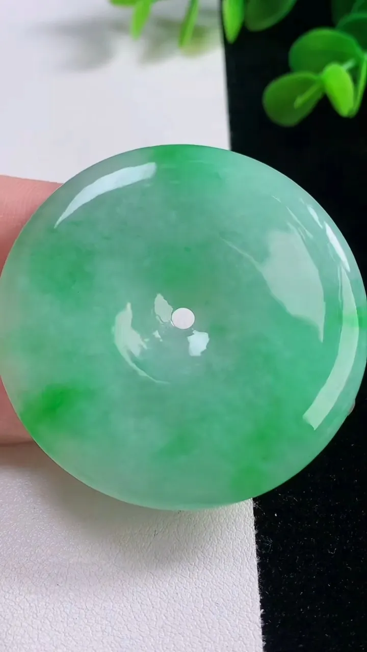 天然A货翡翠平安扣吊坠，尺寸51.7-5.9，重量:35.82g
11月19日