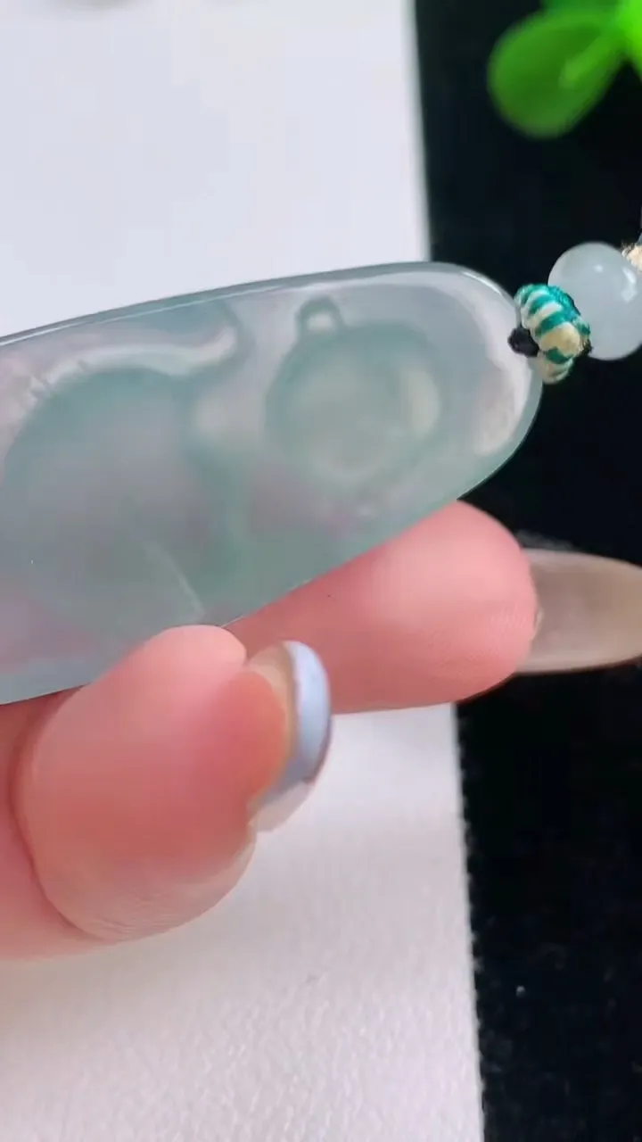 天然A货翡翠逍遥佛吊坠，尺寸42.6-19-6.6，重量:11.14g
11月19日