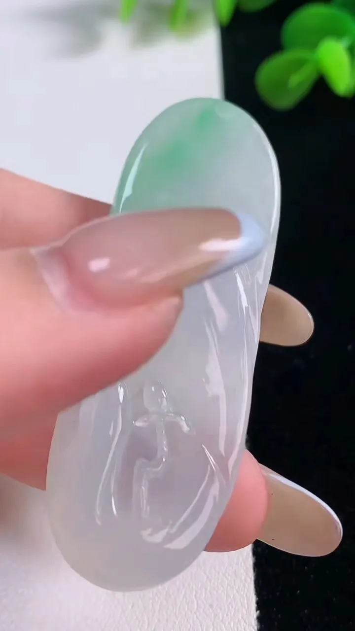 天然A货翡翠无相观音吊坠，尺寸60.8-20.6-8，重量:16.66g
11月19日