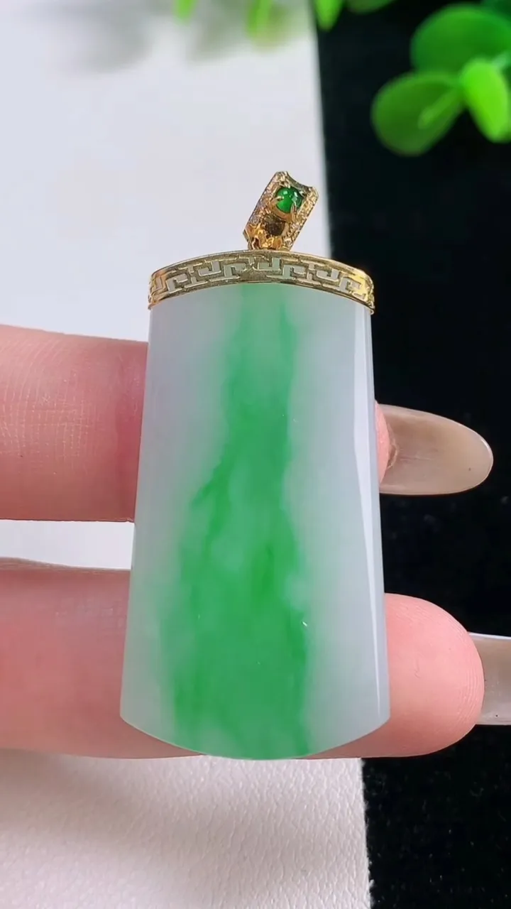 天然A货翡翠无事牌吊坠，尺寸39.8-20.7-3.8，重量:10.15g
11月19日