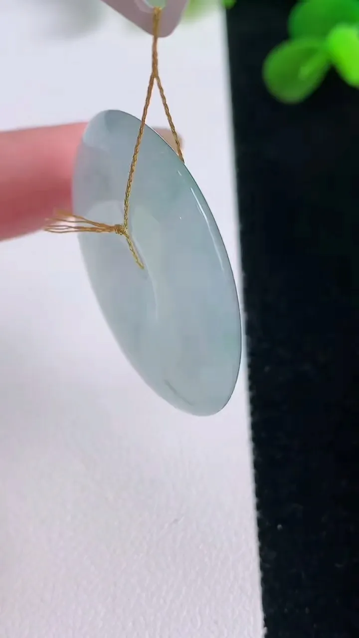 天然A货翡翠冰种飘花平安扣吊坠，尺寸34.8-6，重量:15.52g
11月19日