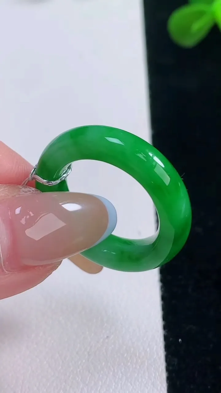 天然A货翡翠指环戒指，尺寸17.5-5-4，重量:4.92g2025年11月19日
工厂直销收藏佳品,种好水足，色泽均匀，有种有色，上手高大气！