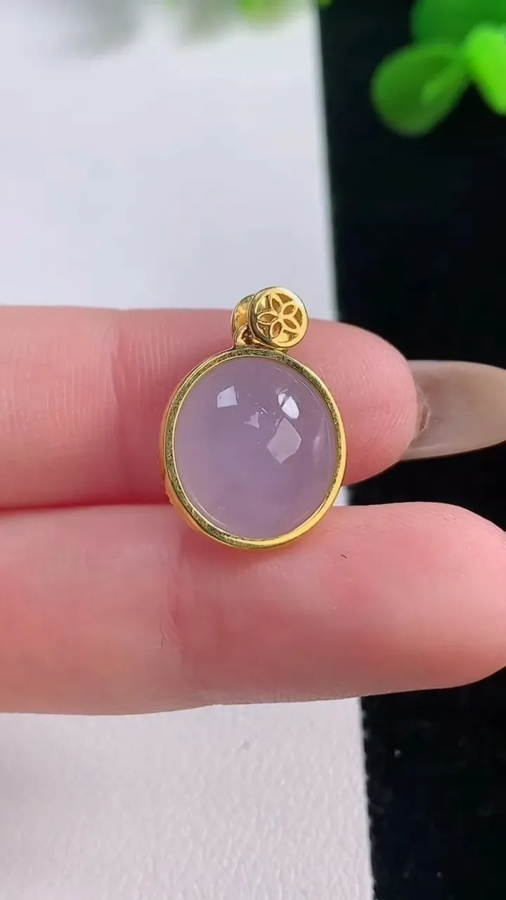 天然A货翡翠18K金紫罗兰蛋面吊坠，尺寸14.5-13.4-8，重量:3.11g
11月19日