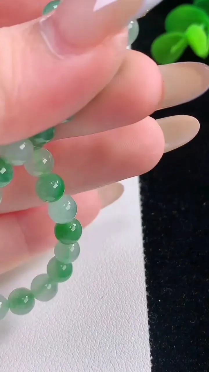 天然A货翡翠圆珠手串，尺寸6-30颗，重量:11.34g11月19日
工厂直销收藏佳品,种好水足，色泽均匀，有种有色，上手高大气！