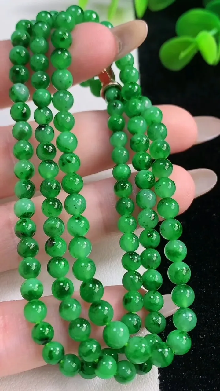 天然A货翡翠圆珠项链，尺寸4.1-118颗，重量:23.18g11月19日
工厂直销收藏佳品,种好水足，色泽均匀，有种有色，上手高大气！