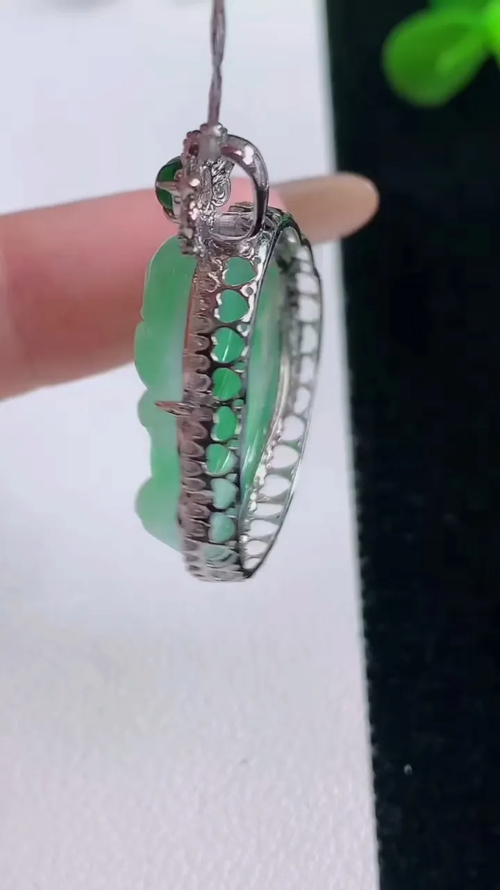 天然A货翡翠佛公吊坠，尺寸33-25.7-8.5，裸石21.3-22.8重量:6.50g
11月19日