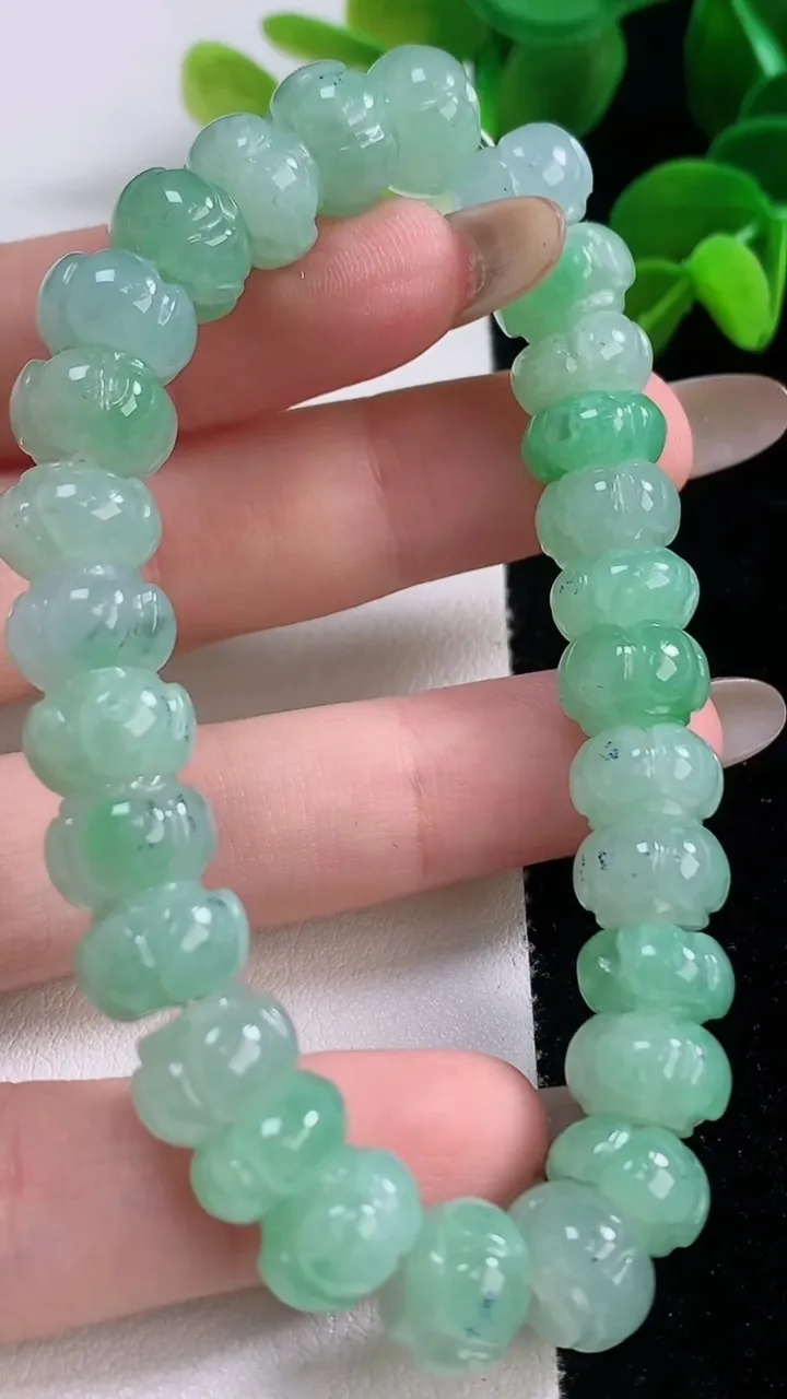 天然A货翡翠莲花手串，尺寸10-6.3-28颗，重量:37.00g11月19日
工厂直销收藏佳品,种好水足，色泽均匀，有种有色，上手高大气！