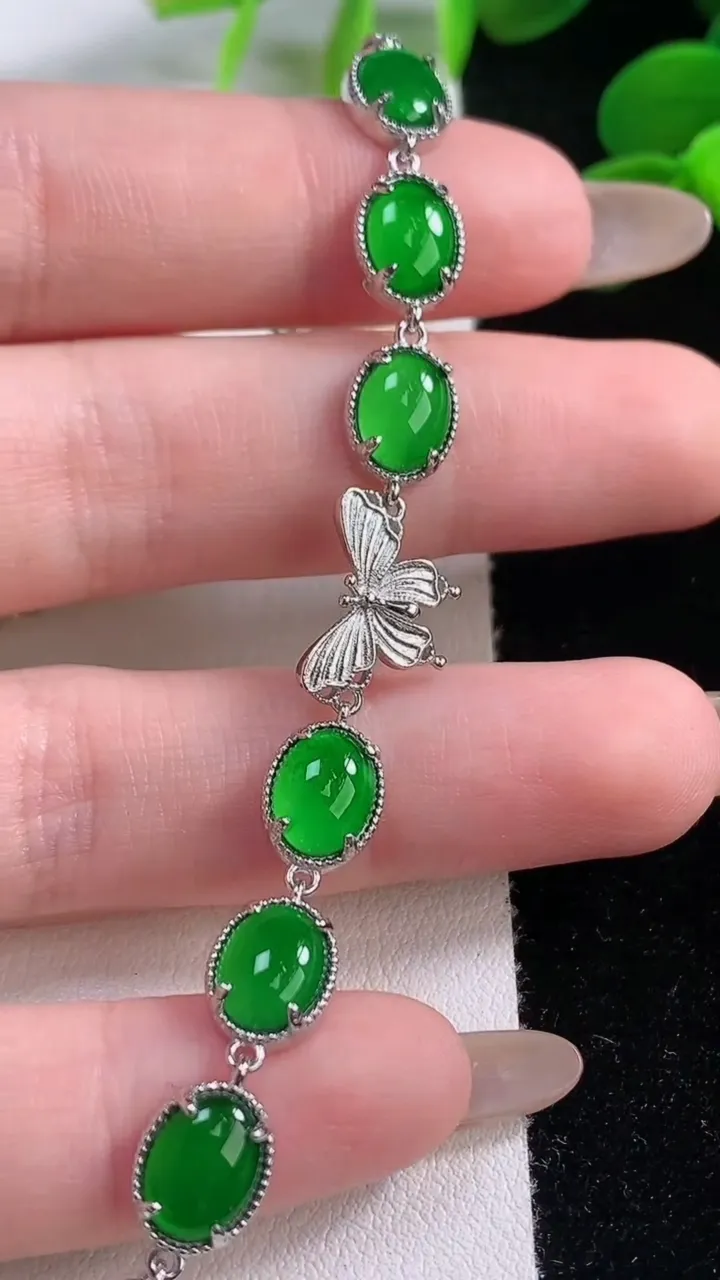 天然A货翡翠蛋面手链，尺寸8-5.5，重量:4.67g
11月19日