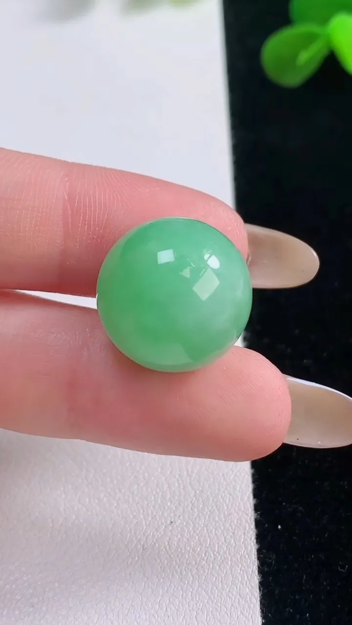 天然A货翡翠圆珠镶嵌件，尺寸16.7，重量:8.34g
11月19日