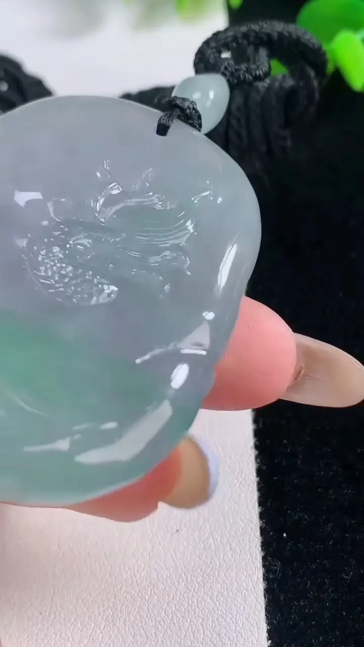 天然A货翡翠龙牌吊坠，尺寸62.8-42.2-10.3，重量:52.38g
11月19日