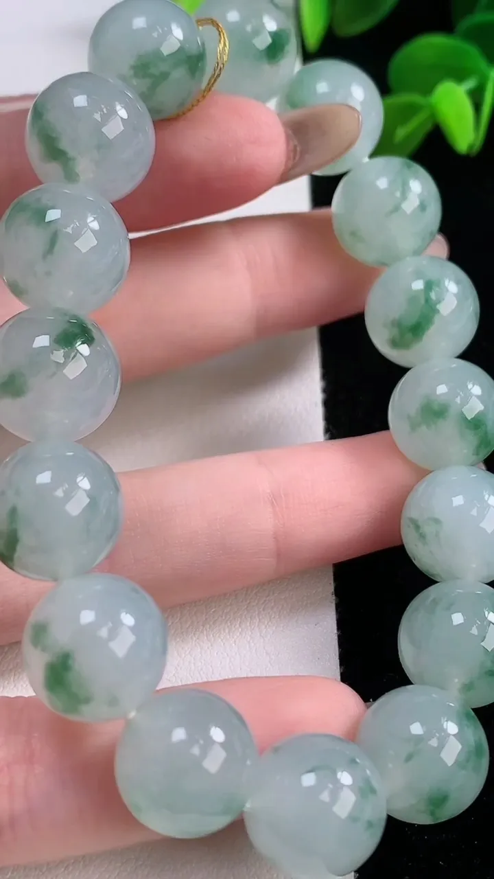 天然A货翡翠种飘花圆珠手串，尺寸12.5-16颗，重量:58.32g11月19日
工厂直销收藏佳品,