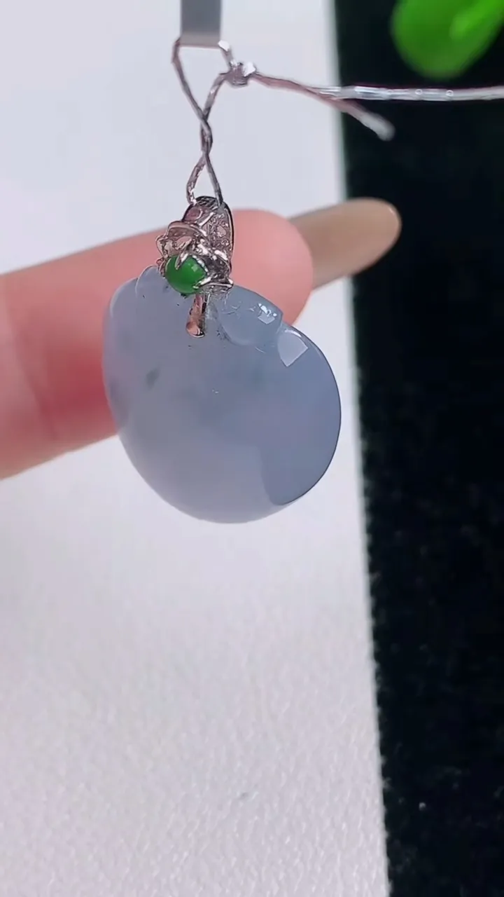 天然A货翡翠18K金紫罗兰飘花福瓜吊坠，尺寸20-16.8-8，重量:5.33g
11月19日