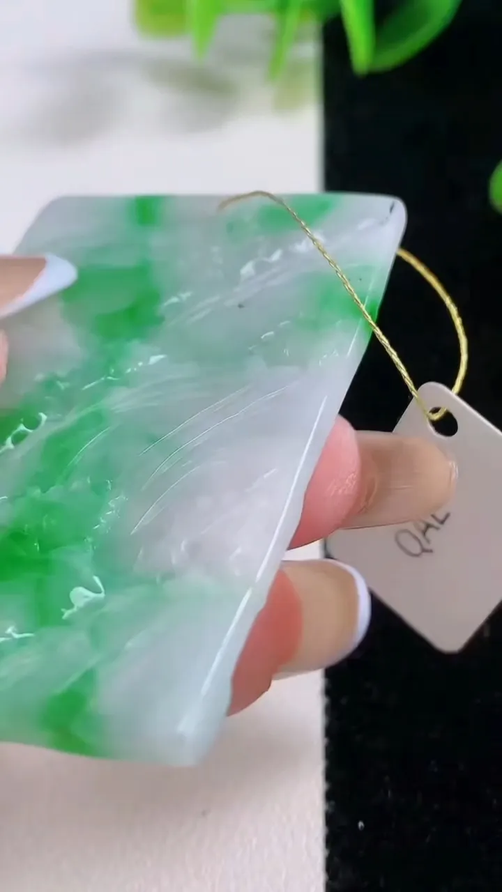 天然A货翡翠山水牌吊坠，尺寸52.5-35.7-5.3，重量:24.63g
11月19日