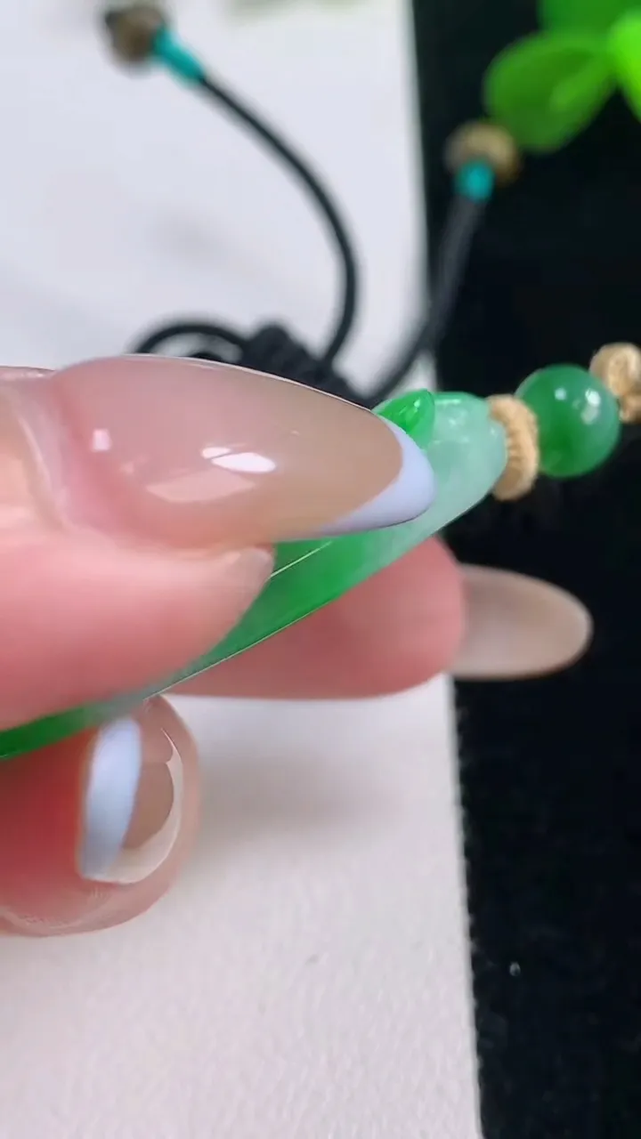 天然A货翡翠和和美美 荷叶鱼吊坠，尺寸49.2-30-7，重量:18.72g
11月19日