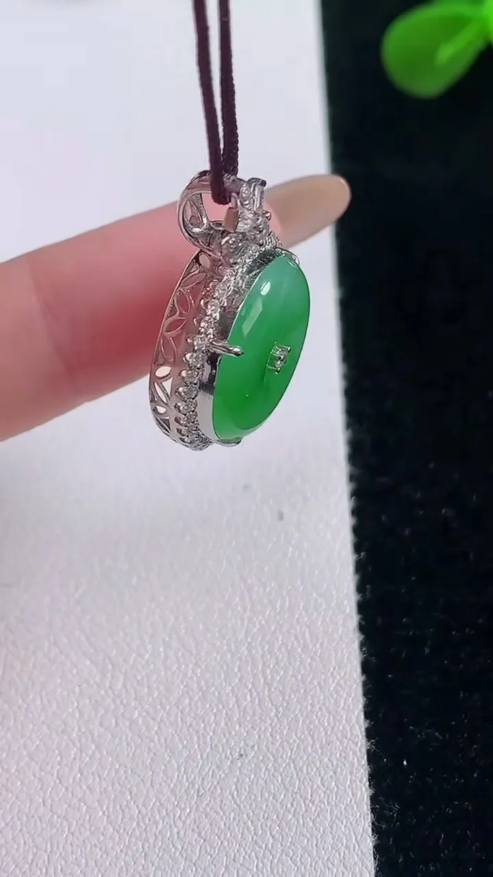 天然A货翡翠平安扣吊坠，尺寸25.2-17.8-7.4，裸石14.6重量:4.20g
11月19日
