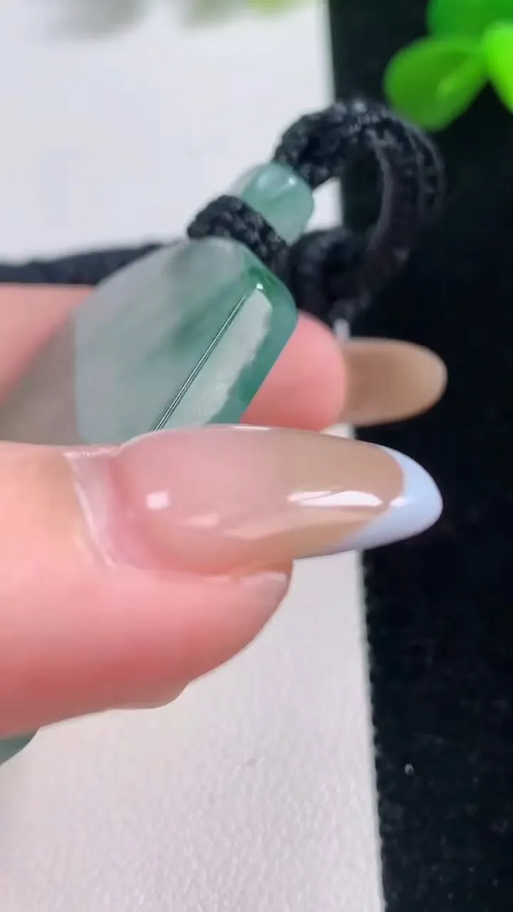 天然A货翡翠种飘花无事牌吊坠，尺寸47.2-34.5-4.6，重量:26.39g
11月19日