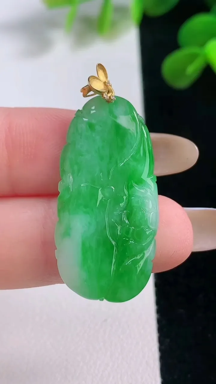 天然A货翡翠和和美美 荷花吊坠，尺寸32.8-15.8-3.4，重量:4.34g
11月19日