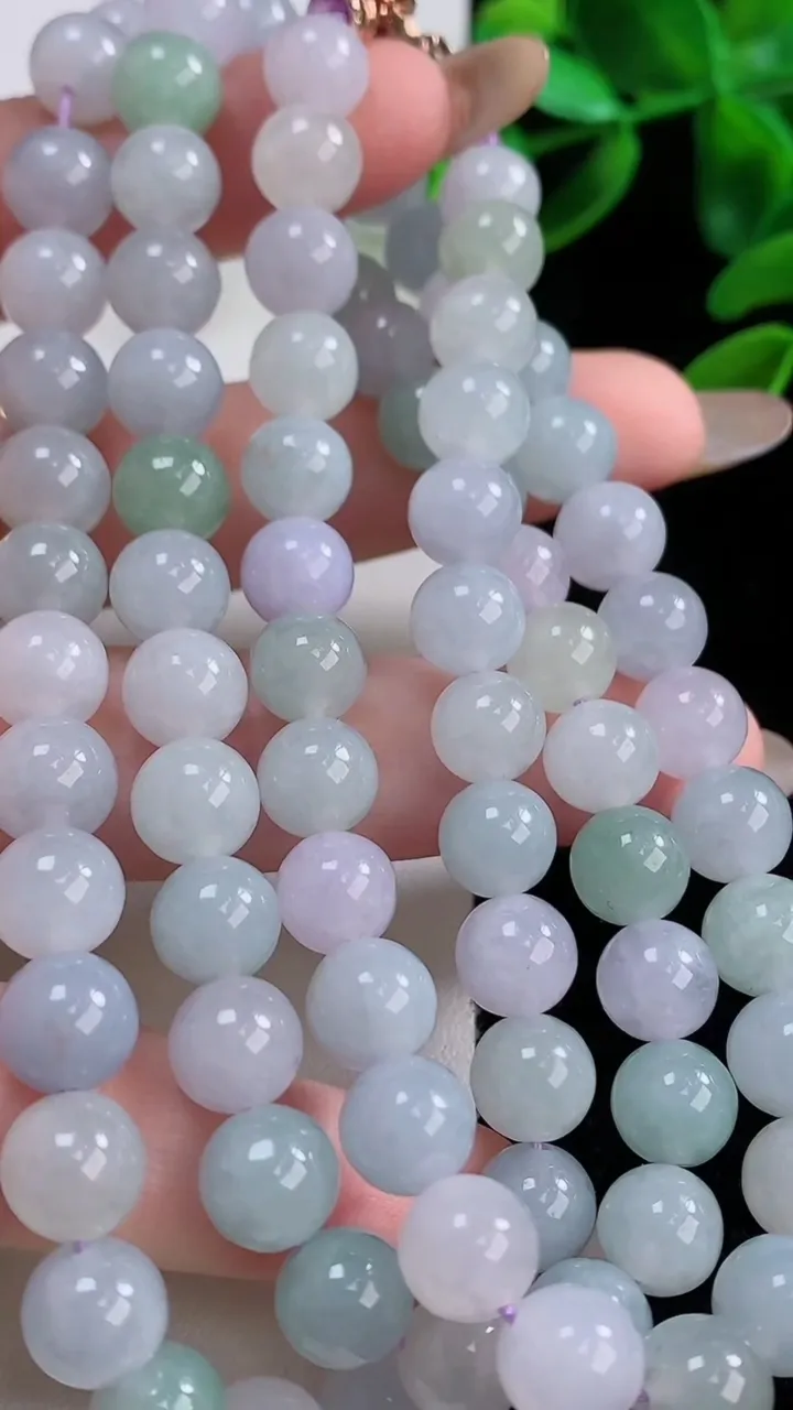 天然A货翡翠双彩圆珠项链，尺寸8-86颗，重量:82.93g
11月19日