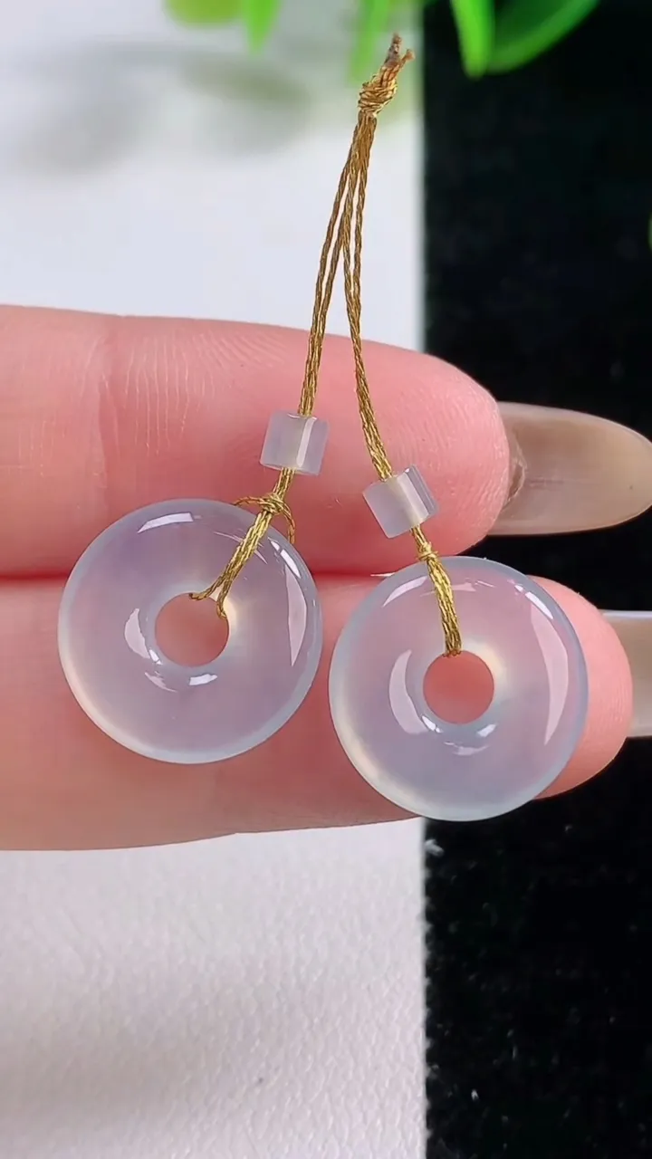 天然A货翡翠冰种飘花平安环吊坠一对，尺寸14-2.8，重量:3.11g
11月19日