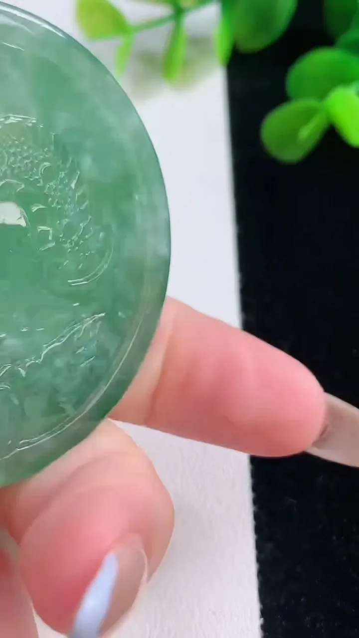 天然A货翡翠龙牌吊坠，尺寸51.9-8.9，重量:38.08g
11月19日