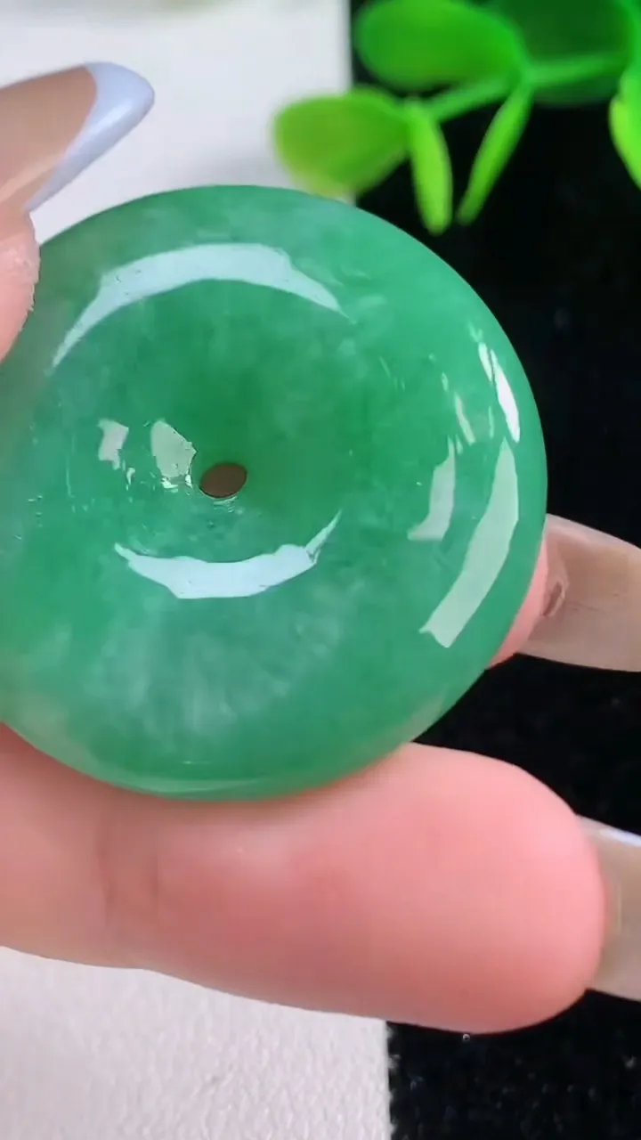 天然A货翡翠平安扣吊坠，尺寸32.7-7.5，重:16.80g
11月19日