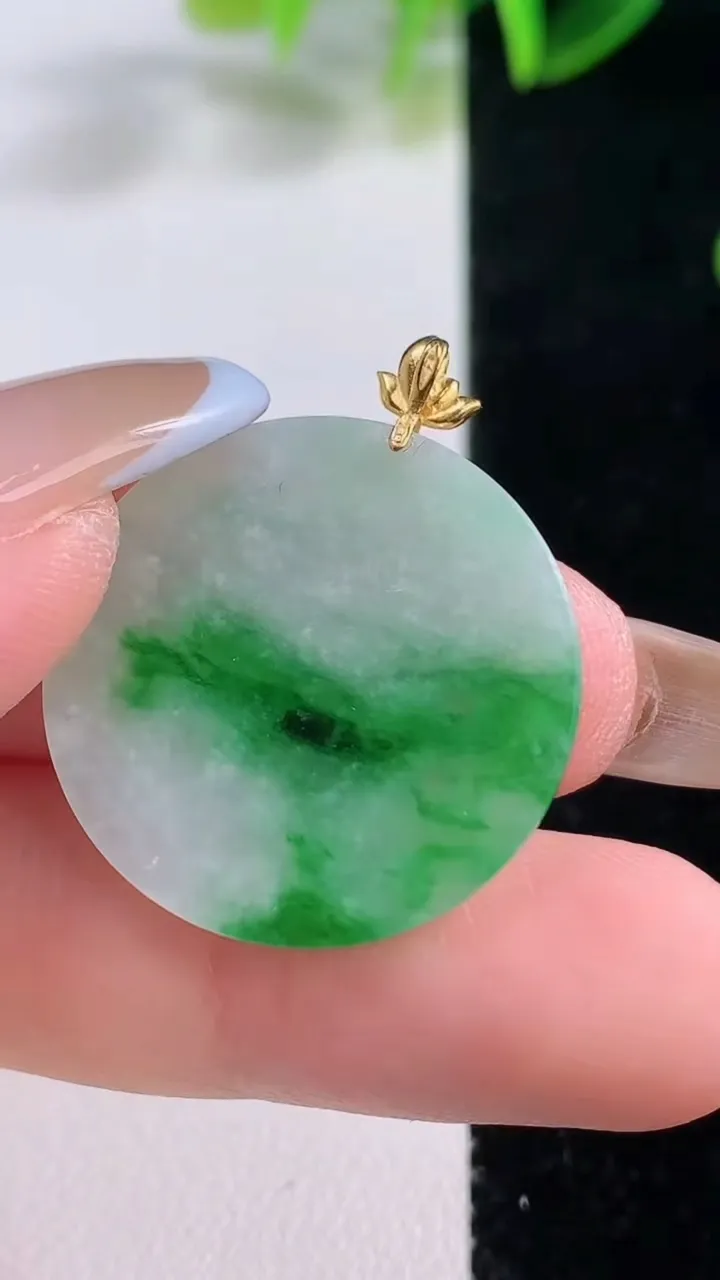 天然A货翡翠无事牌吊坠，尺寸24.5-2，重量:3.55g
11月19日