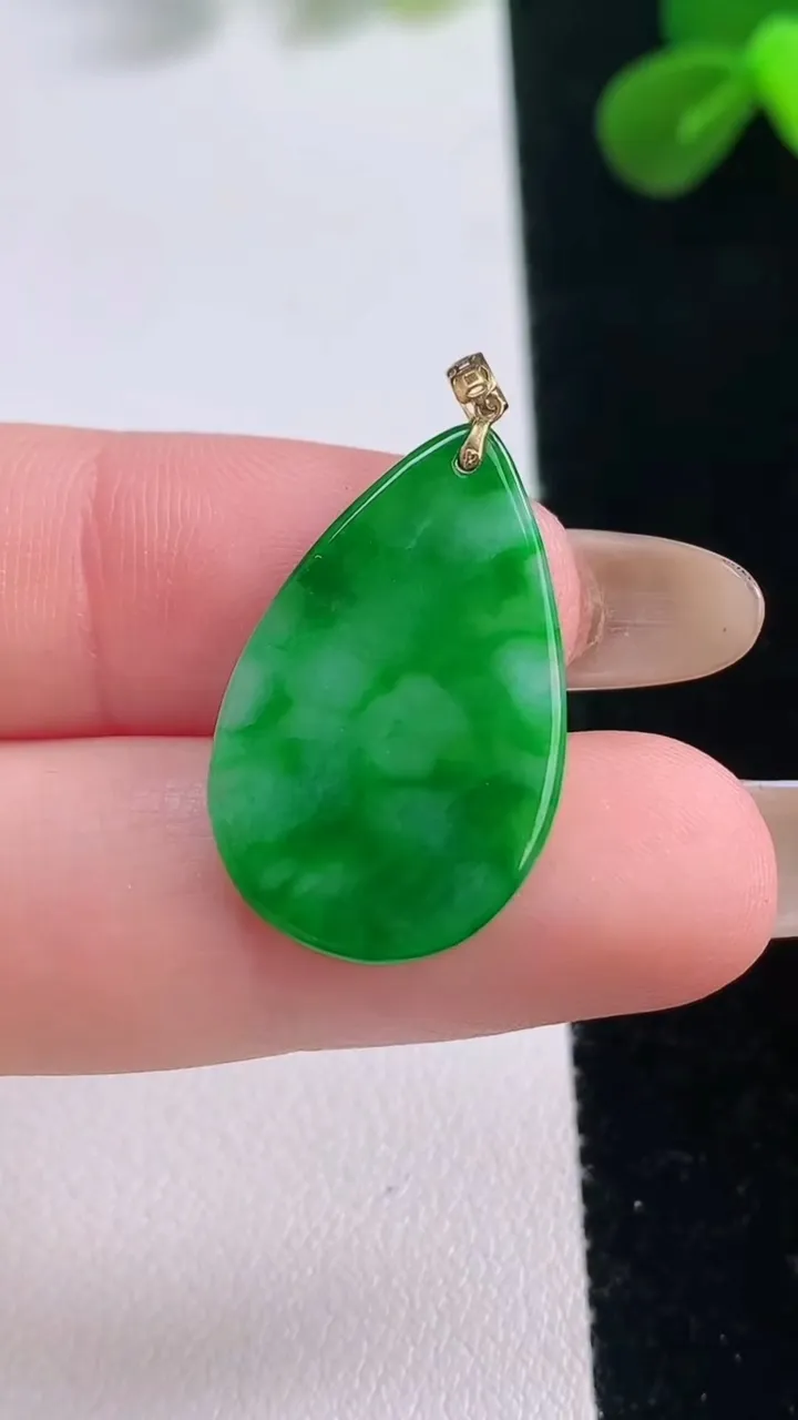 天然A货翡翠水滴吊坠，尺寸24.6-15.4-1.6，重量:1.57g
11月19日