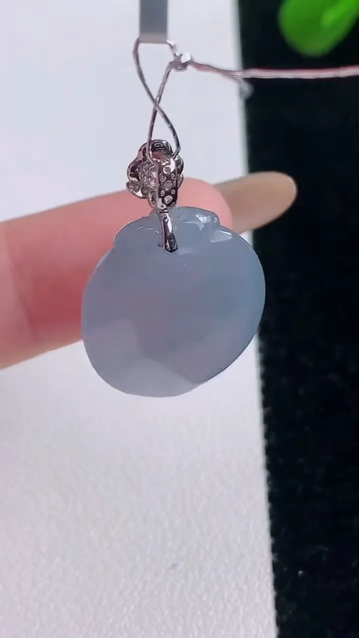 天然A货翡翠18K金紫罗兰飘花福瓜吊坠，尺寸20-16.8-8，重量:5.33g
11月19日