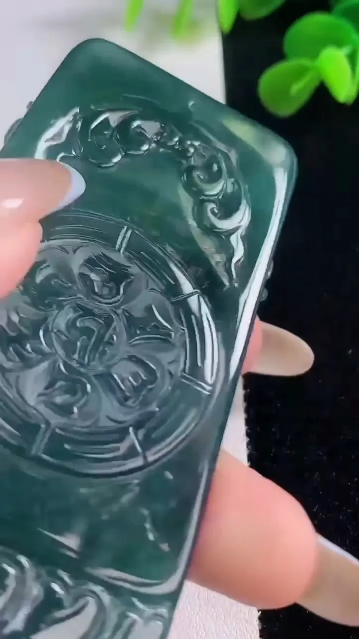 天然A货翡翠阿弥陀佛吊坠，尺寸78.8-41.2-8.4，重量:60.73g
11月19日