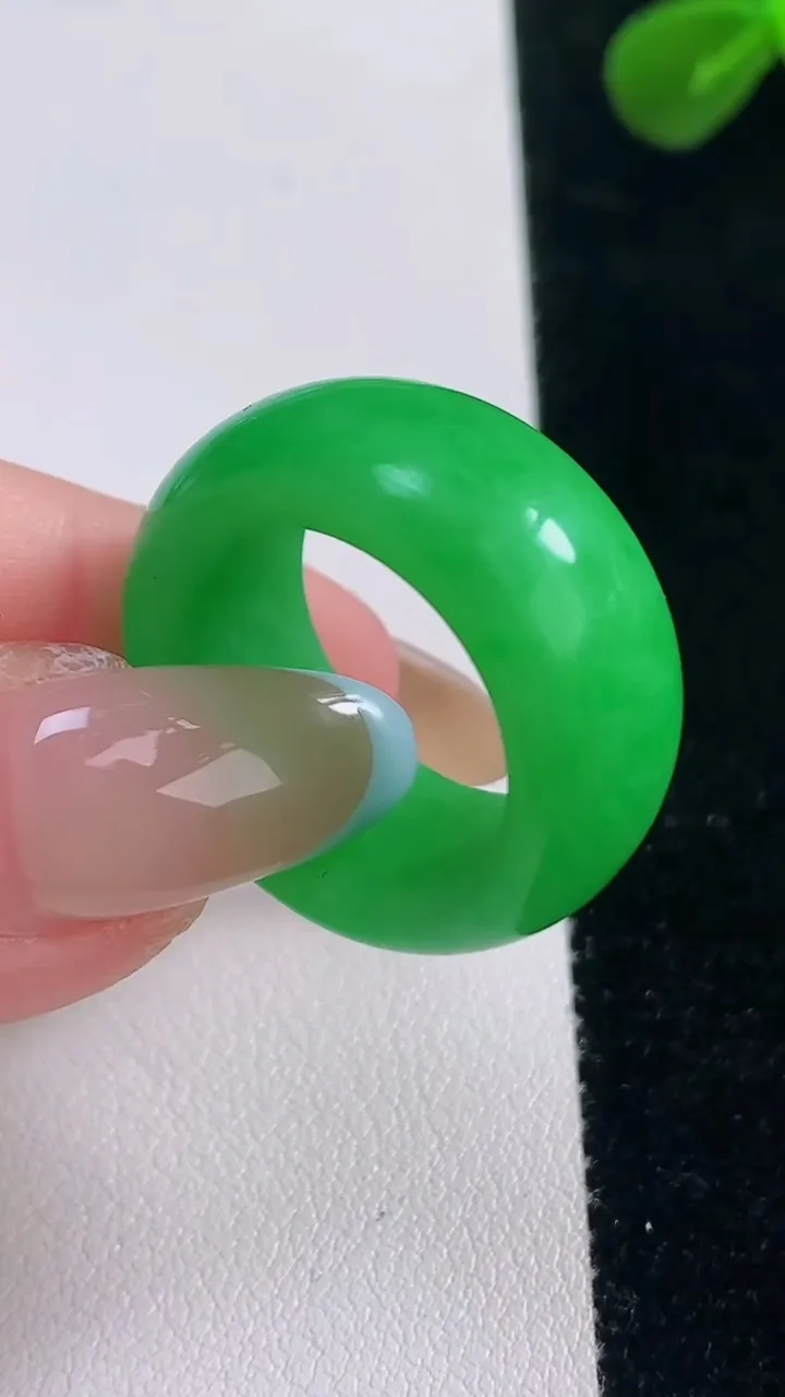 天然A货翡翠指环戒指，尺寸18.2-11.2-4，重量:10.12g2025年11月19日
工厂直销收藏佳品,种好水足，色泽均匀，有种有色，上手高大气！