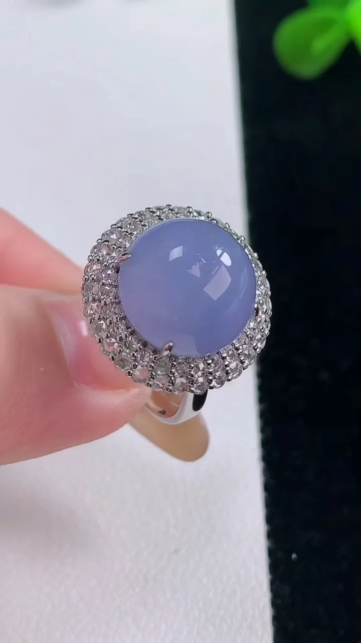 天然A货翡翠18K金紫罗兰蛋面戒指，尺寸18-12.3-11.4，重量:5.54g2025年11月19日
工厂直销收藏佳品,种好水足，色泽均匀，有种有色，上手高大气！