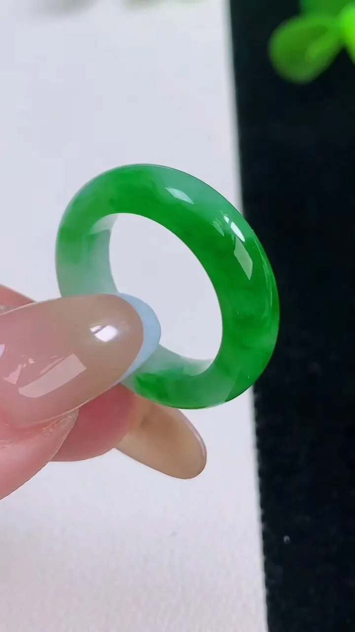 天然A货翡翠指环戒指，尺寸16.5-5.6-3.7，重量:4.16g2025年11月19日
工厂直销收藏佳品,种好水足，色泽均匀，有种有色，上手高大气！