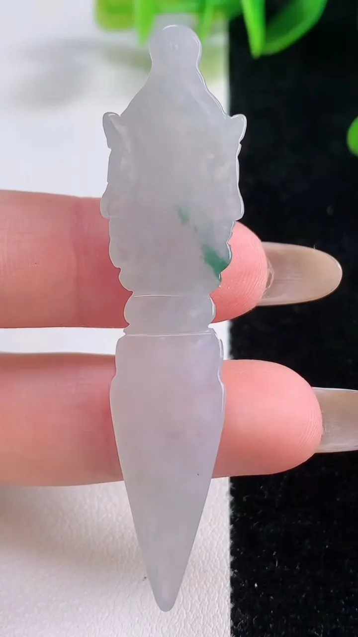 天然A货翡翠冰种飘花降魔杵吊坠，尺寸63.6-14.5-5，重量:8.02g
11月19日