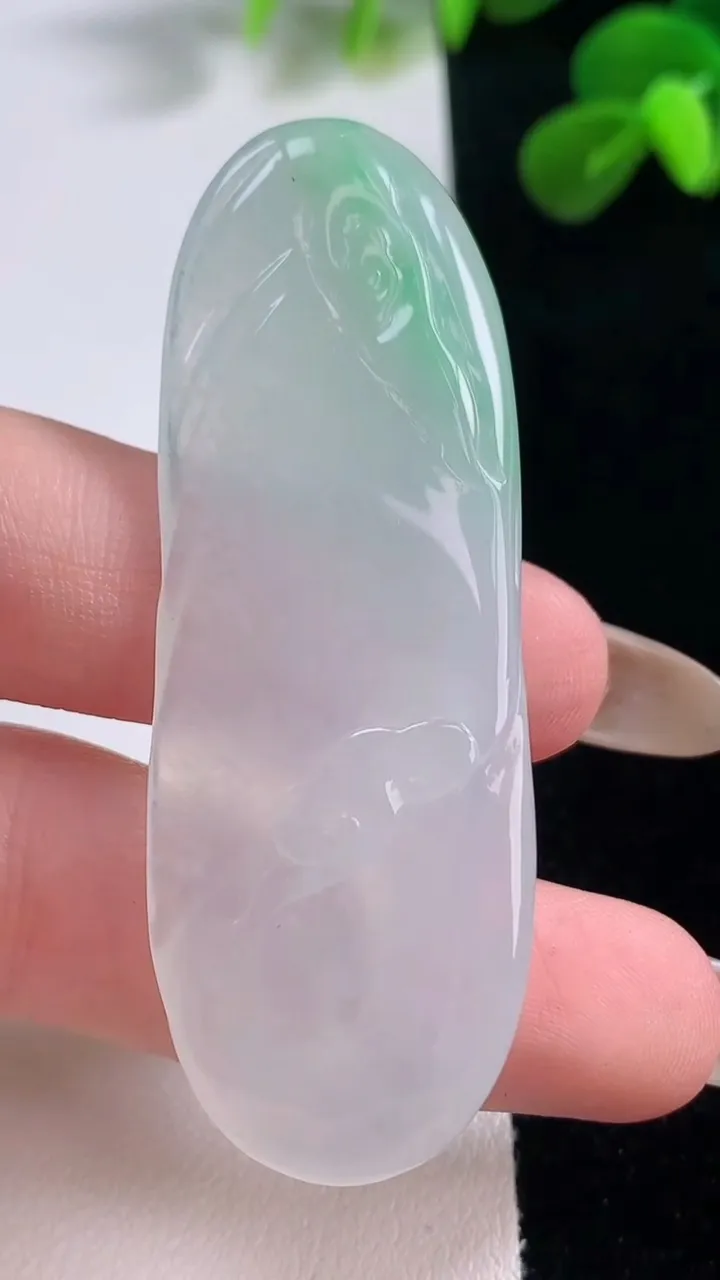 天然A货翡翠无相观音吊坠，尺寸60.8-20.6-8，重量:16.66g
11月19日