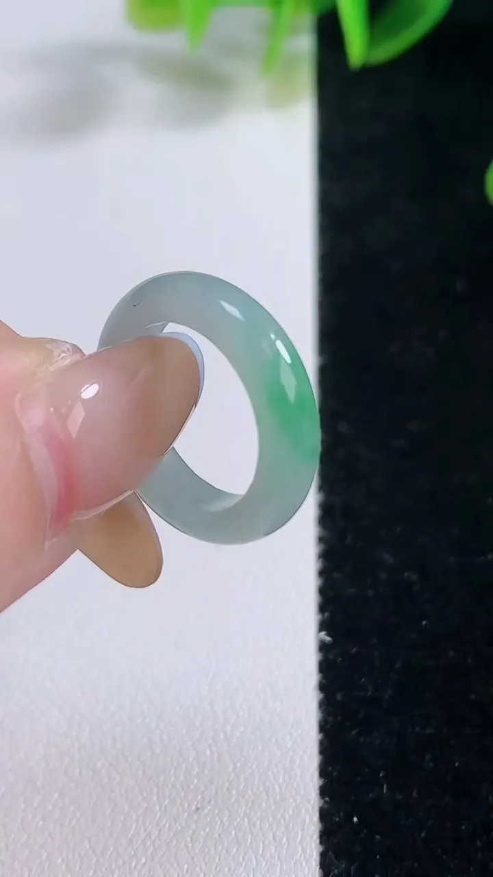 天然A货翡翠指环戒指，尺寸14.5-4.2-2.7，重量:2.29g2025年11月19日
工厂直销收藏佳品,种好水足，色泽均匀，有种有色，上手高大气！