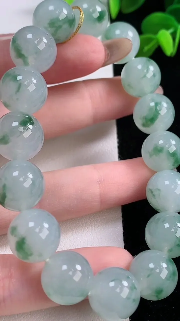 天然A货翡翠种飘花圆珠手串，尺寸12.5-16颗，重量:58.32g11月19日
工厂直销收藏佳品,种好水足，色泽均匀，有种有色，上手高大气！